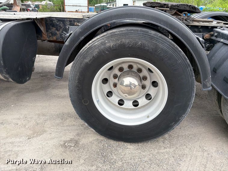 image for item EL0114 2016 Kenworth T880 semi truck