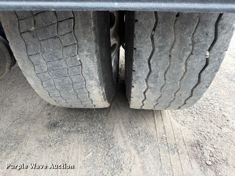 image for item EL0114 2016 Kenworth T880 semi truck