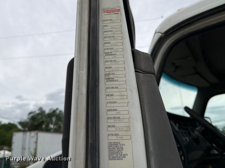 image for item EL0114 2016 Kenworth T880 semi truck