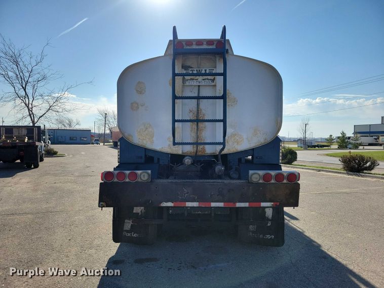 image for item EM2306 2012 Peterbilt 348 oil distributor truck