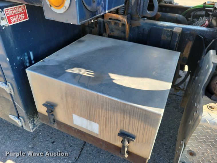image for item EM2306 2012 Peterbilt 348 oil distributor truck