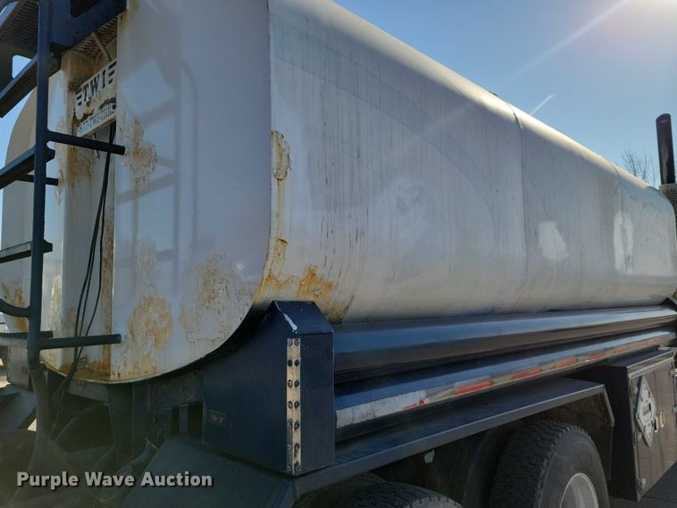 image for item EM2306 2012 Peterbilt 348 oil distributor truck