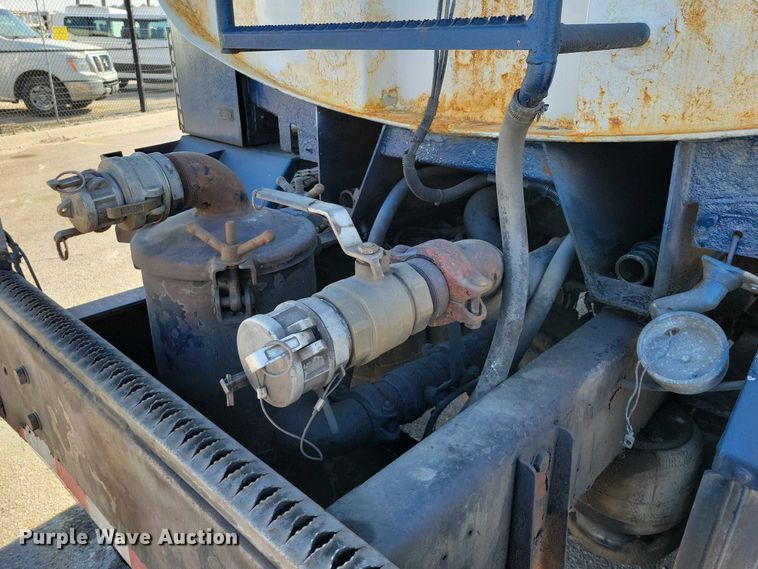 image for item EM2306 2012 Peterbilt 348 oil distributor truck