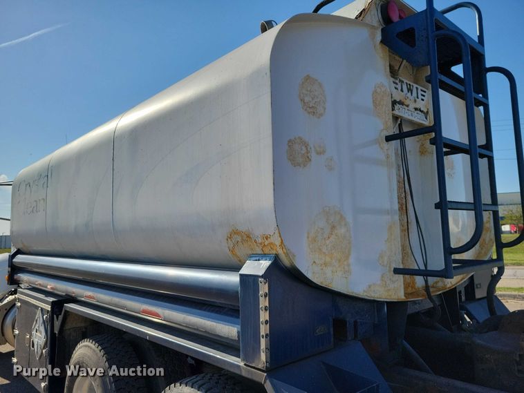 image for item EM2306 2012 Peterbilt 348 oil distributor truck