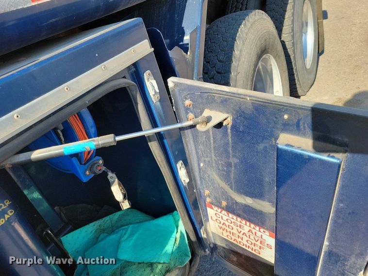 image for item EM2306 2012 Peterbilt 348 oil distributor truck