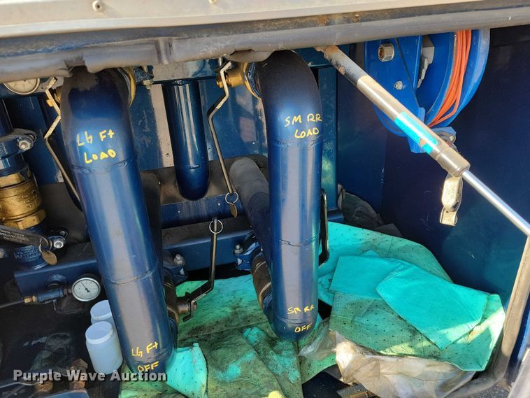 image for item EM2306 2012 Peterbilt 348 oil distributor truck