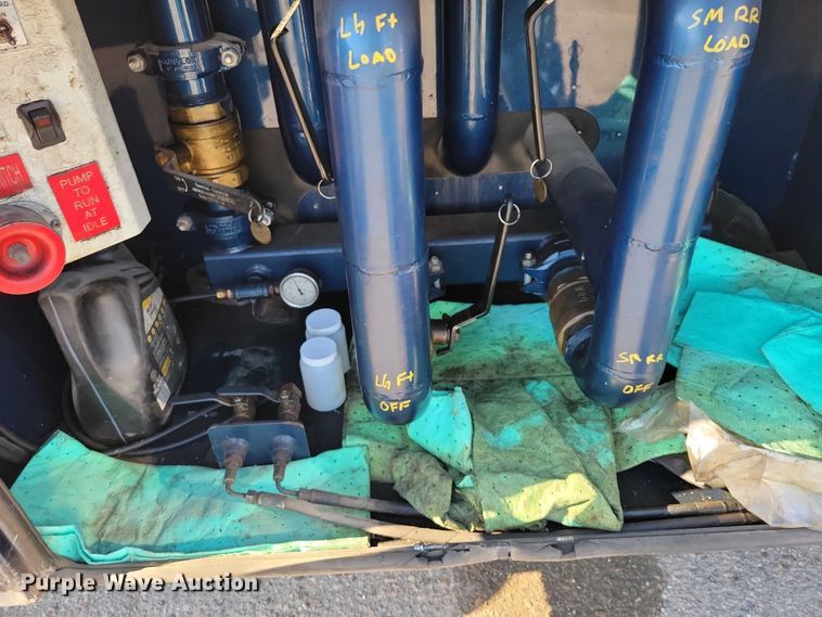 image for item EM2306 2012 Peterbilt 348 oil distributor truck