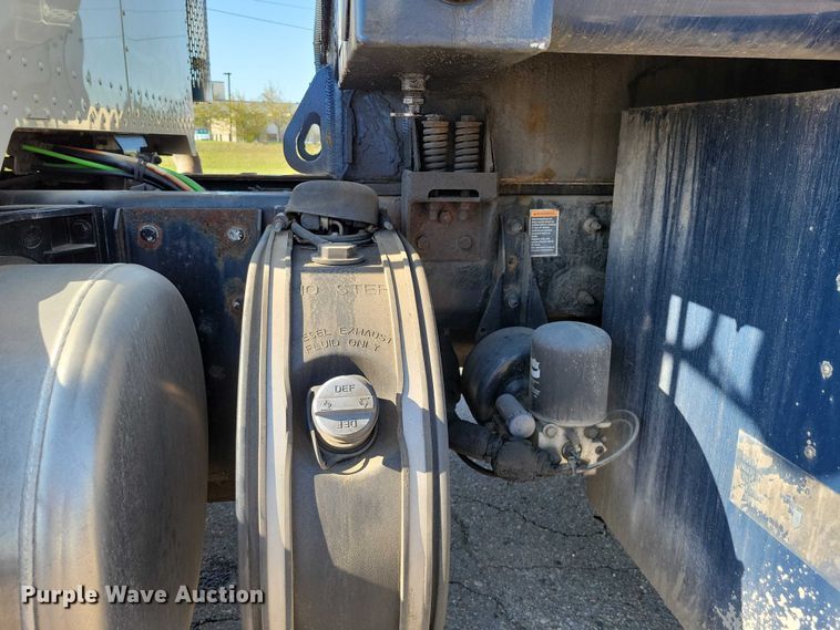 image for item EM2306 2012 Peterbilt 348 oil distributor truck