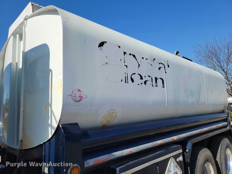 image for item EM2306 2012 Peterbilt 348 oil distributor truck