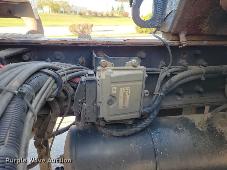 image for item EM2306 2012 Peterbilt 348 oil distributor truck