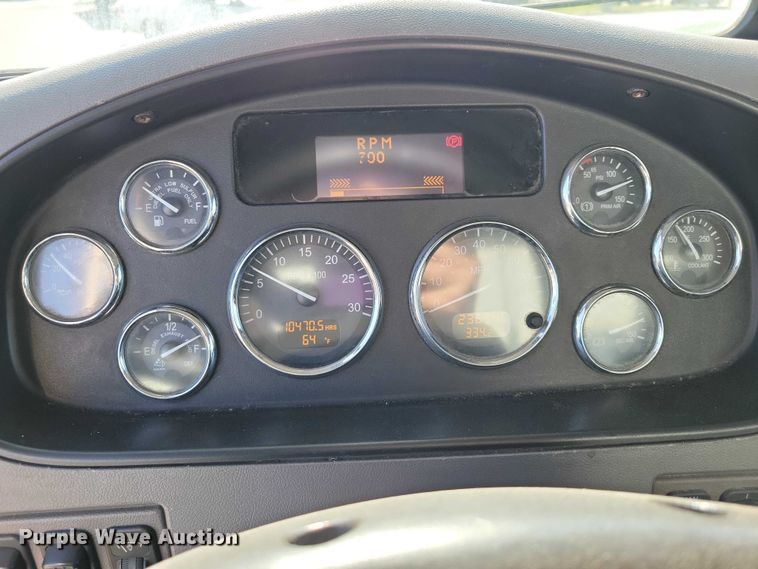 image for item EM2306 2012 Peterbilt 348 oil distributor truck