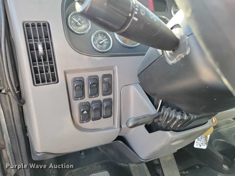 image for item EM2306 2012 Peterbilt 348 oil distributor truck