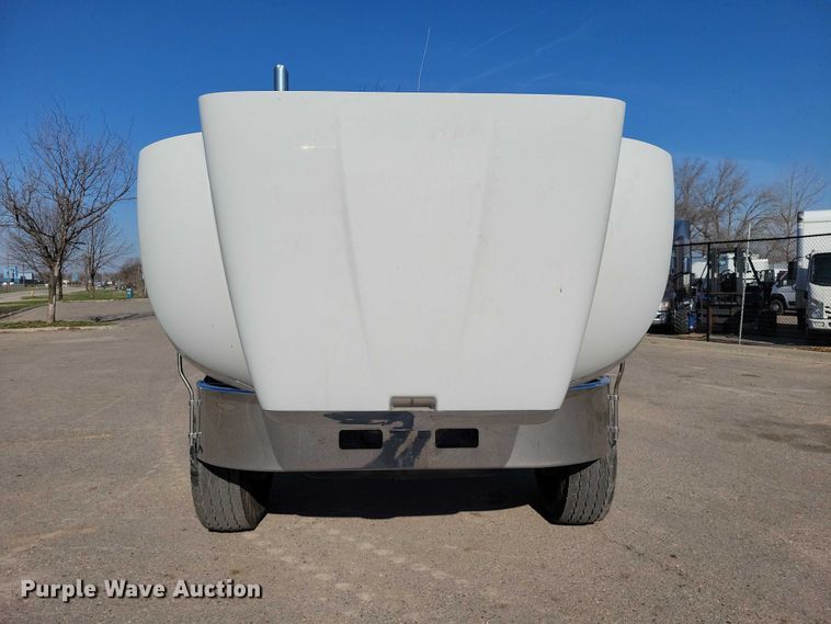 image for item EM2306 2012 Peterbilt 348 oil distributor truck