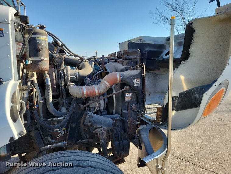image for item EM2306 2012 Peterbilt 348 oil distributor truck