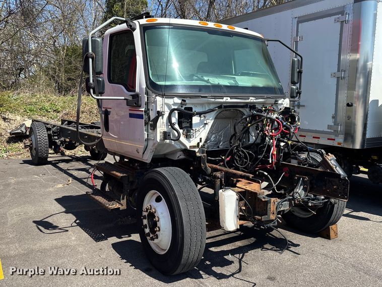 image for item EM8608 2020 International MV607 truck cab and chassis