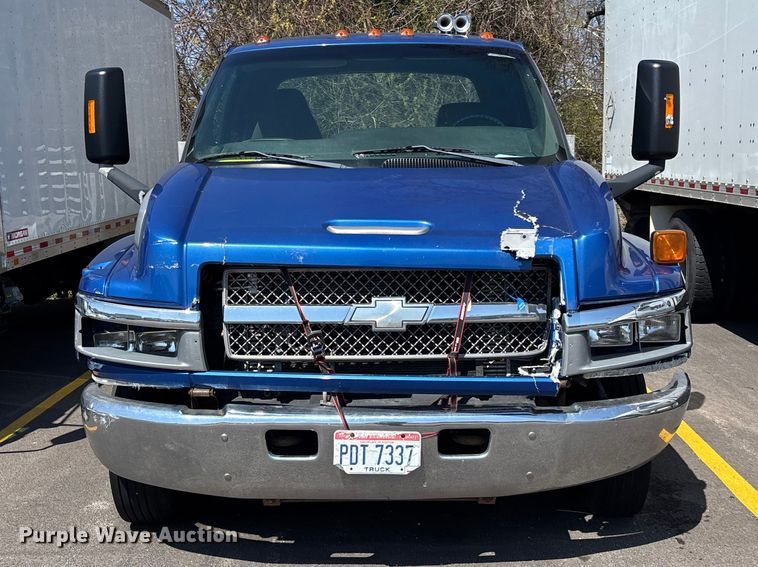image for item EM8609 2003 Chevrolet C5500 flatbed truck