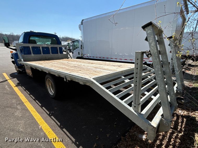 image for item EM8609 2003 Chevrolet C5500 flatbed truck