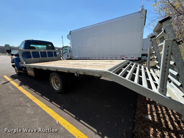 image for item EM8609 2003 Chevrolet C5500 flatbed truck