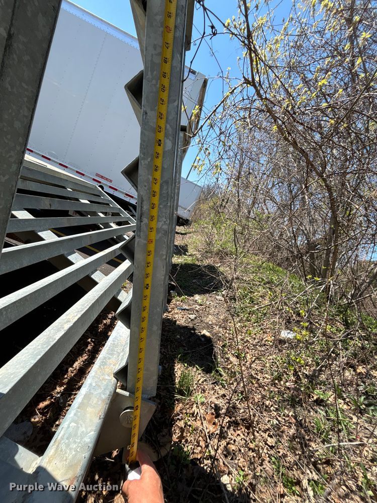 image for item EM8609 2003 Chevrolet C5500 flatbed truck