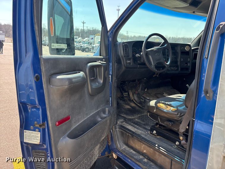 image for item EM8609 2003 Chevrolet C5500 flatbed truck