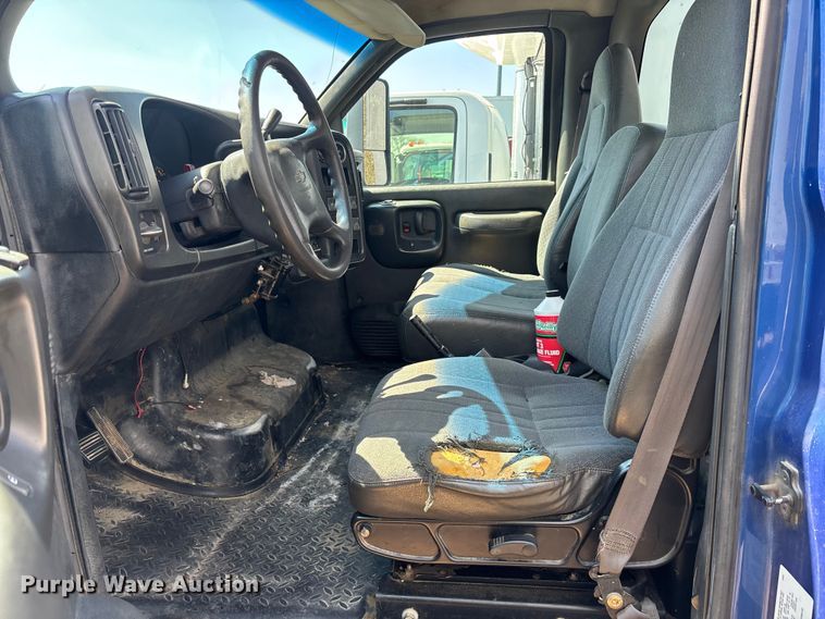 image for item EM8609 2003 Chevrolet C5500 flatbed truck