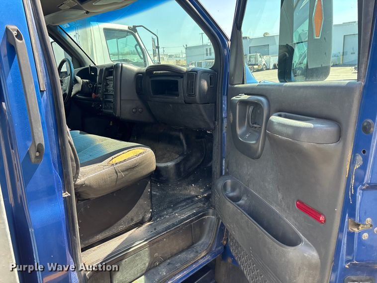 image for item EM8609 2003 Chevrolet C5500 flatbed truck