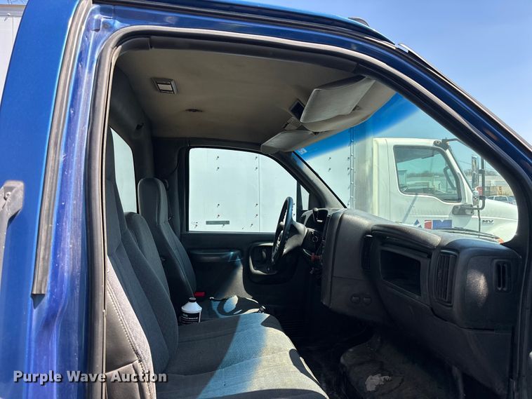 image for item EM8609 2003 Chevrolet C5500 flatbed truck