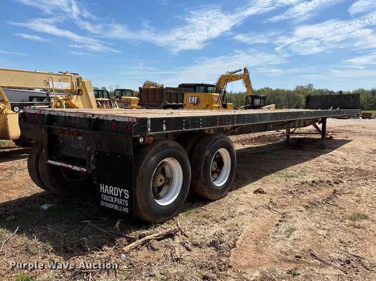 image for item EO4147 1977 Fruehauf flatbed trailer