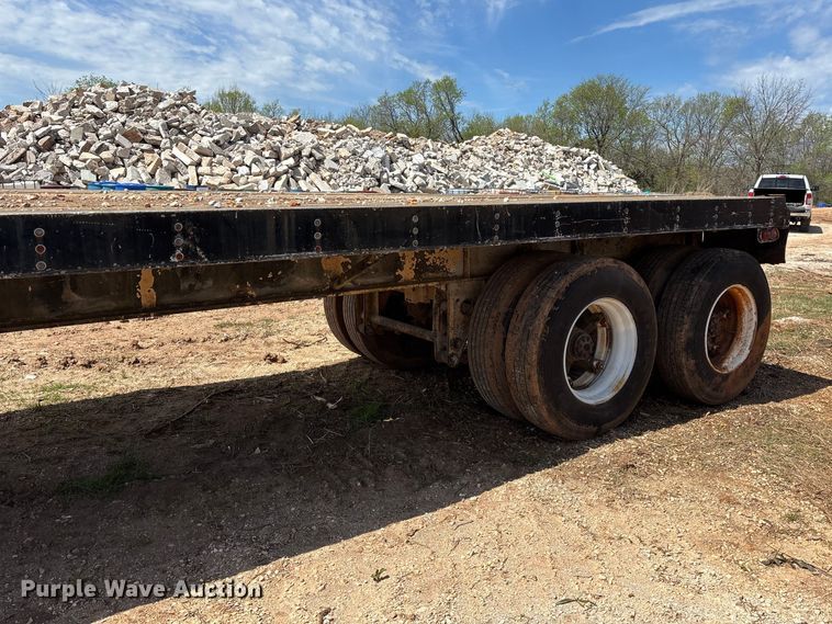 image for item EO4147 1977 Fruehauf flatbed trailer