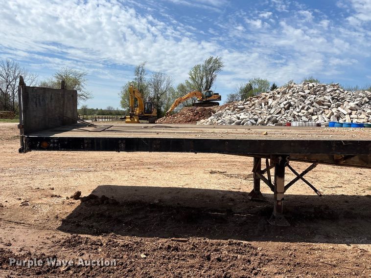 image for item EO4147 1977 Fruehauf flatbed trailer