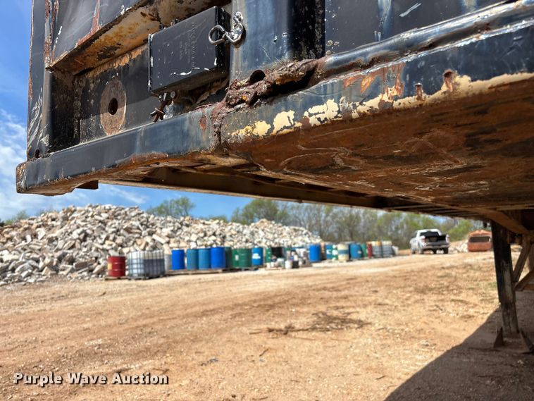 image for item EO4147 1977 Fruehauf flatbed trailer