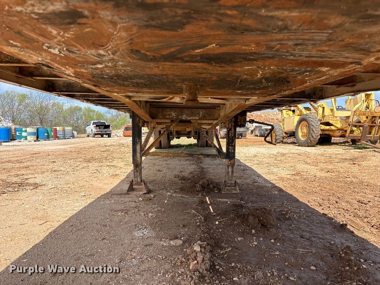 image for item EO4147 1977 Fruehauf flatbed trailer