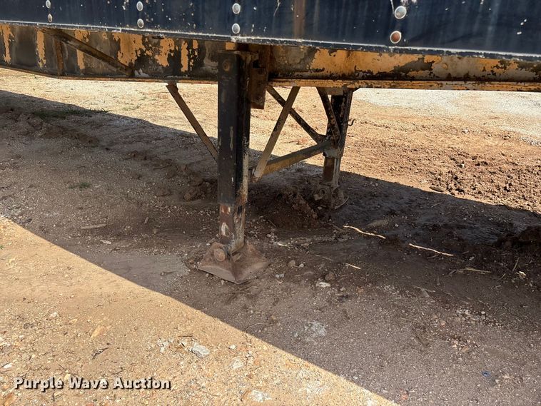 image for item EO4147 1977 Fruehauf flatbed trailer