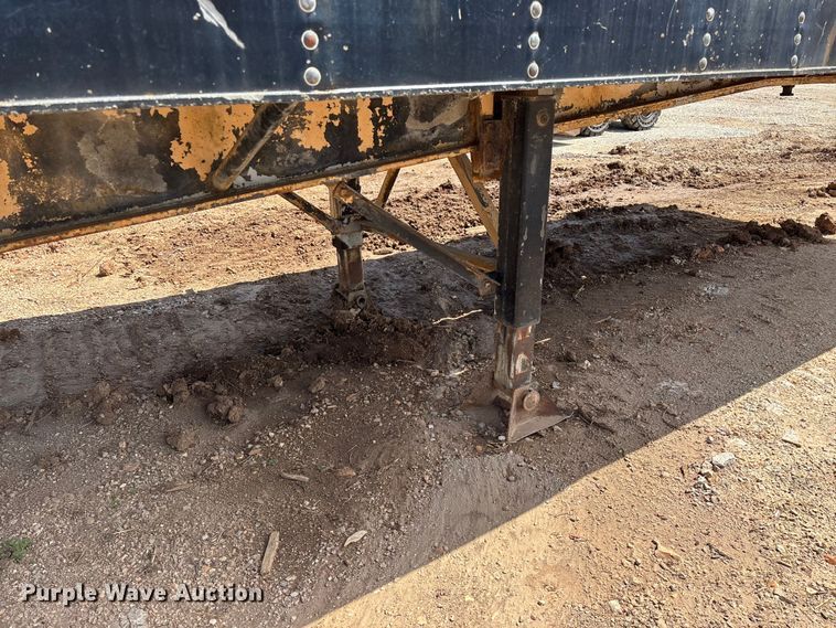 image for item EO4147 1977 Fruehauf flatbed trailer