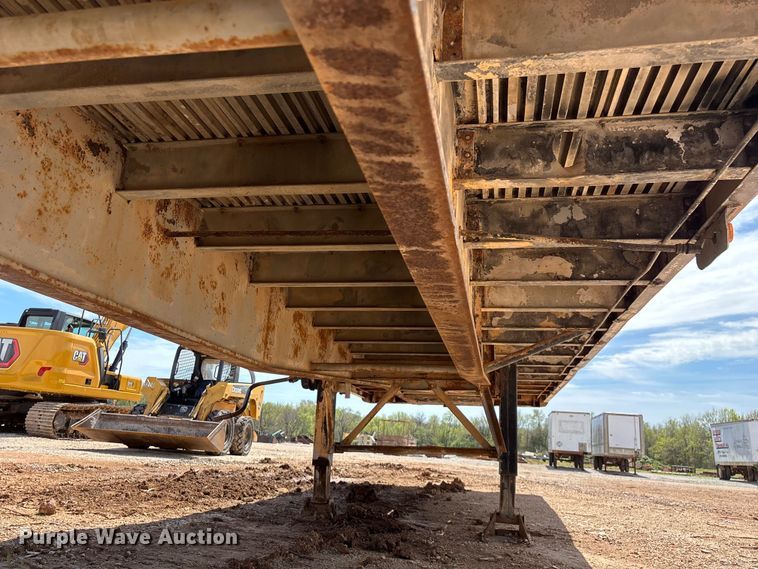image for item EO4147 1977 Fruehauf flatbed trailer