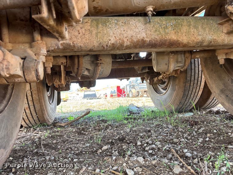 image for item EO4147 1977 Fruehauf flatbed trailer