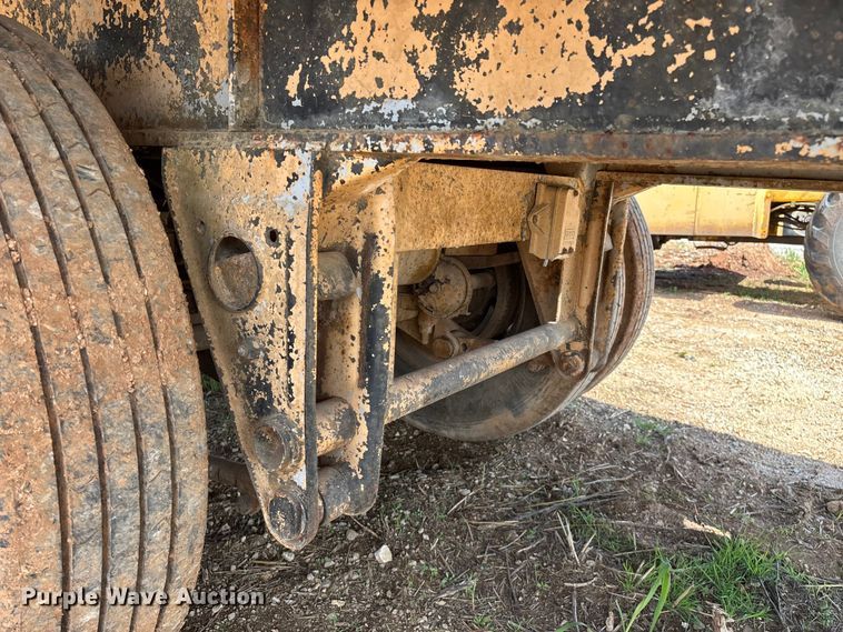 image for item EO4147 1977 Fruehauf flatbed trailer