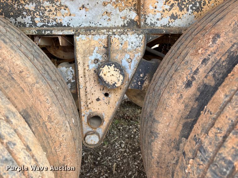 image for item EO4147 1977 Fruehauf flatbed trailer