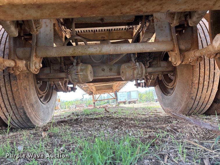 image for item EO4147 1977 Fruehauf flatbed trailer