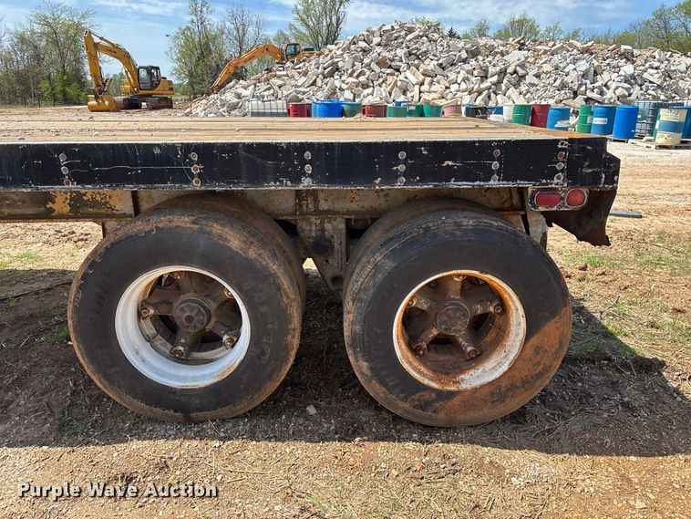 image for item EO4147 1977 Fruehauf flatbed trailer