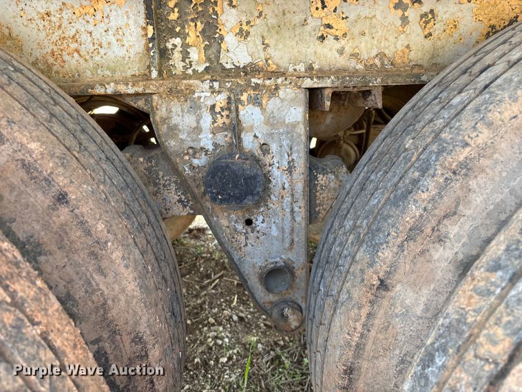 image for item EO4147 1977 Fruehauf flatbed trailer