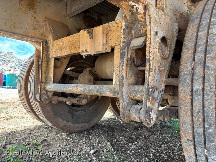 image for item EO4147 1977 Fruehauf flatbed trailer