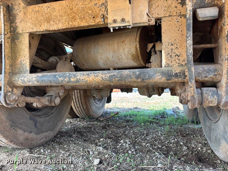 image for item EO4147 1977 Fruehauf flatbed trailer