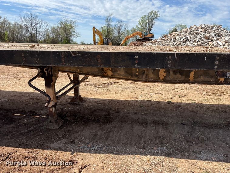 image for item EO4147 1977 Fruehauf flatbed trailer