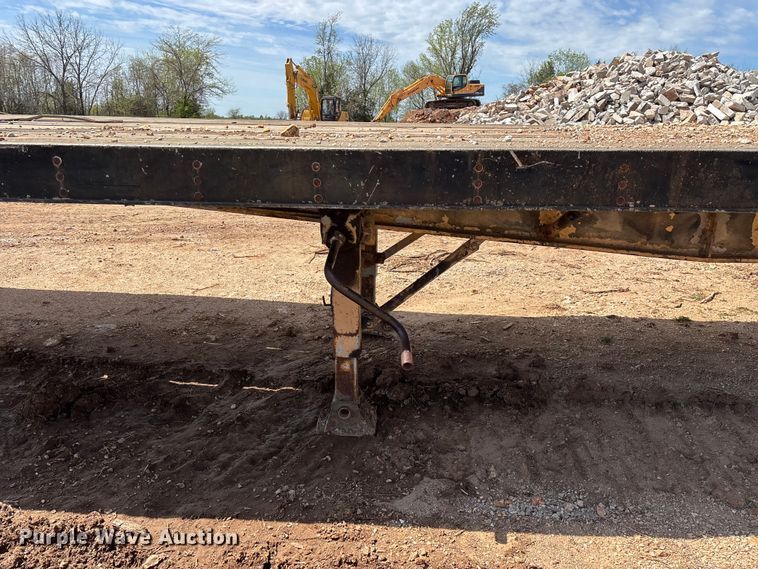 image for item EO4147 1977 Fruehauf flatbed trailer