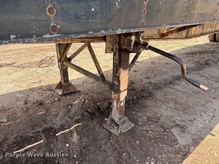 image for item EO4147 1977 Fruehauf flatbed trailer