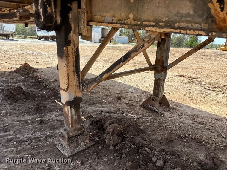 image for item EO4147 1977 Fruehauf flatbed trailer