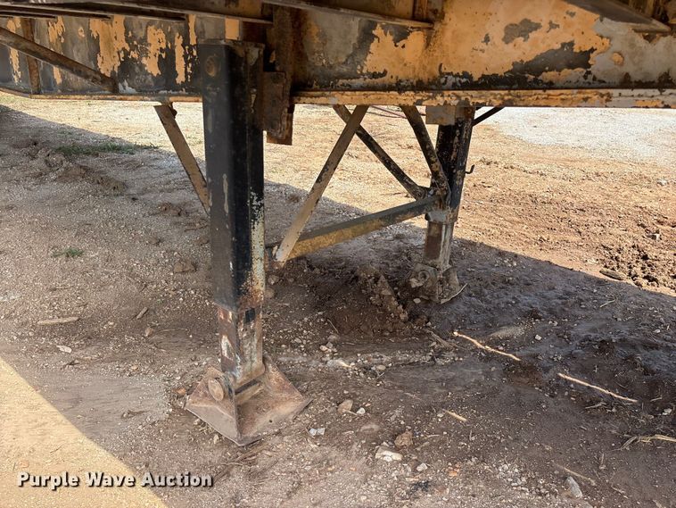 image for item EO4147 1977 Fruehauf flatbed trailer
