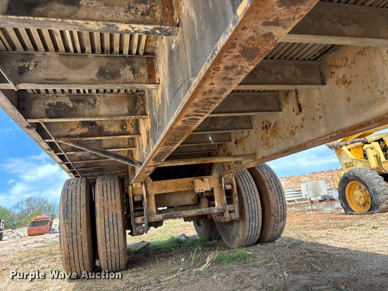 image for item EO4147 1977 Fruehauf flatbed trailer