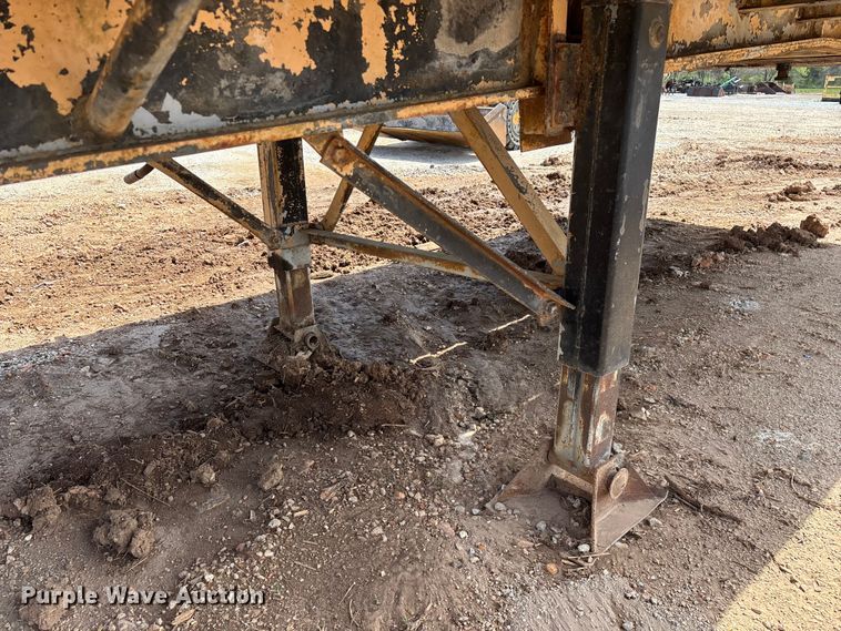 image for item EO4147 1977 Fruehauf flatbed trailer